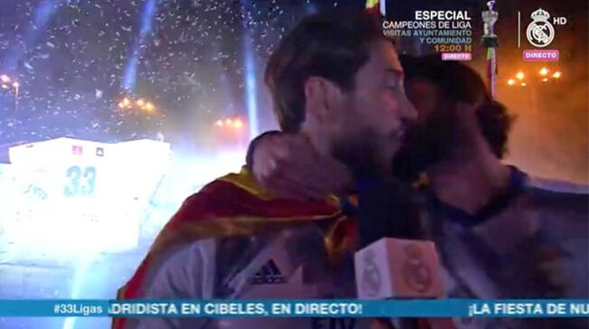 Isco sorpredió a Sergio Ramos con un beso.