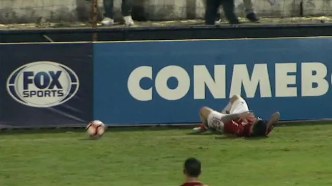 En el Alianza Lima vs. Independiente, un hinchas 'Blanquiazul' le tiró un botellazo a un jugador argentino.