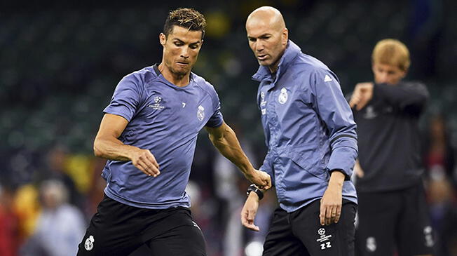 Cristiano Ronaldo y Zinedine Zidane durante un entrenamiento del Real Madrid en Cardiff.