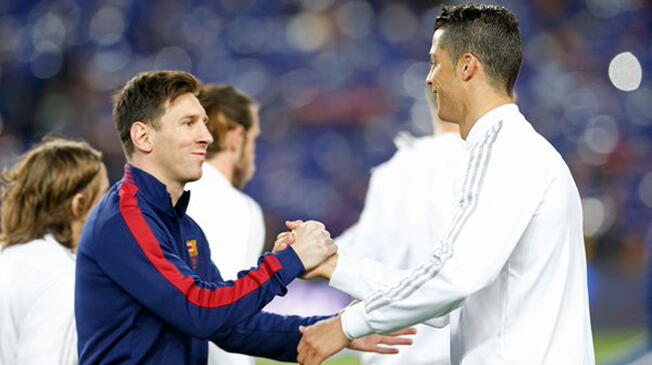 Lionel Messi y Cristiano Ronaldo durante un saludo antes de un Clásico.