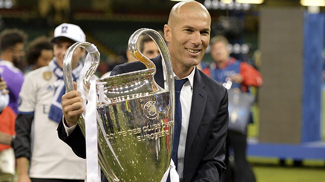 Zinedine Zidane con el trofeo de la Champions League.