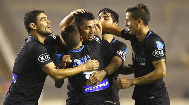 Rinaldo Cruzado celebra su gol a Universitario junto a sus compañeros.
