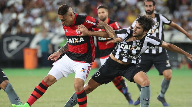 Paolo Guerrero disputa un balón con un jugador del Botafogo.
