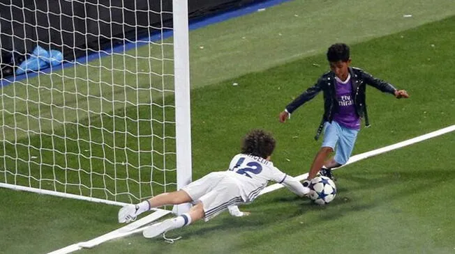 Cristiano Junior supera a un niño en el césped del Santiago Bernabéu,