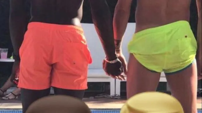 Keita Baldé y Patric, agarrados de la mano al lado de una piscina.