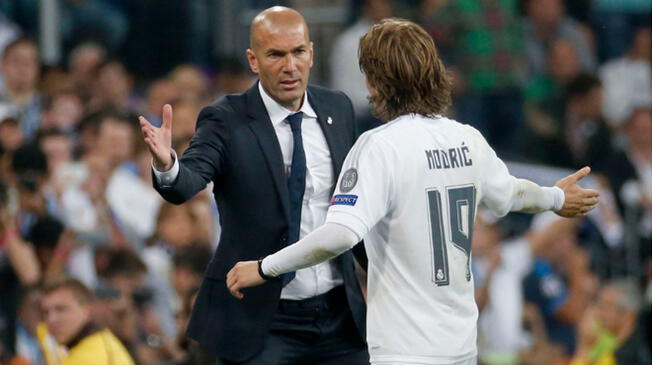 Zinedine Zidane y Luka Modric durante un partido del Real Madrid.