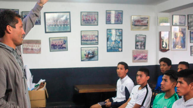 Leao Butrón dio charla a jóvenes jugadores íntimos.
