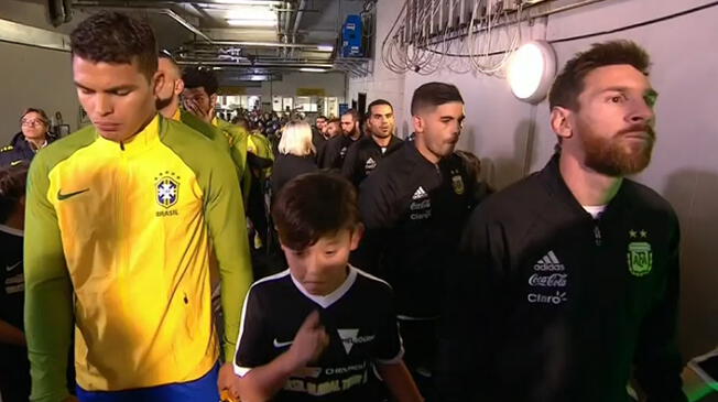 Lionel Messi acompañado del niño que le sacará una sonrisa.