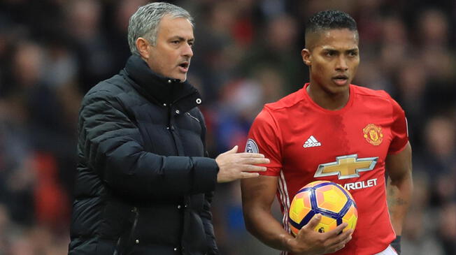 José Mourinho le da una indicación a Antonio Valencia en un partido del Manchester United.
