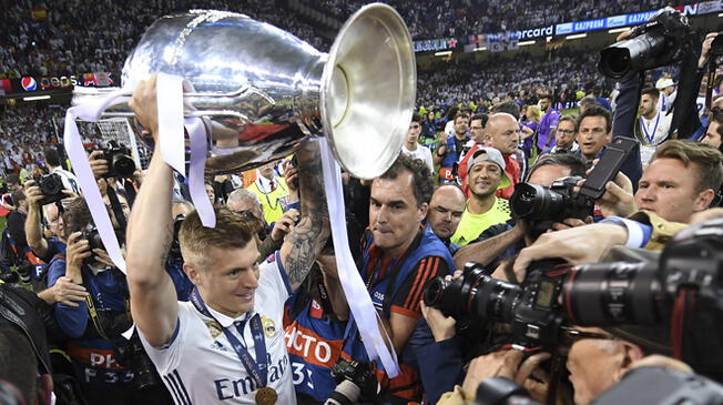 Toni Kroos levantando su tercera Champions League, la segunda con el Real Madrid. 