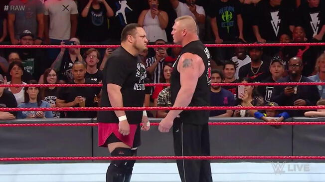 En WWE Raw, Brock Lesnar confrontó a Samoa Joe por el título Universal.