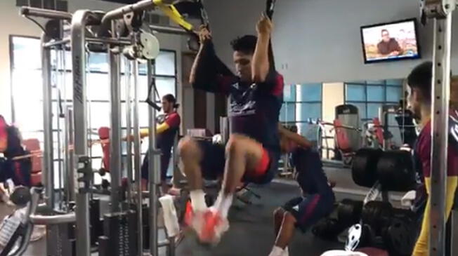 Raúl Ruidíaz durante los trabajos en el gimnasio del Morelia.