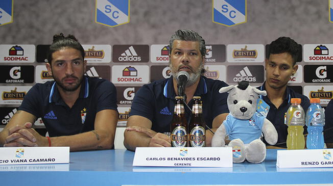 Mauricio Viana y Renzo Garcés durante su presentación en Sporting Cristal.
