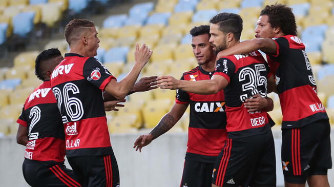 Diego celebra con Miguel Trauco su gol al Fluminense.