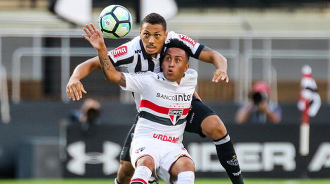 Christian Cueva no puede con la marca de un jugadro del Atlético Mineiro.