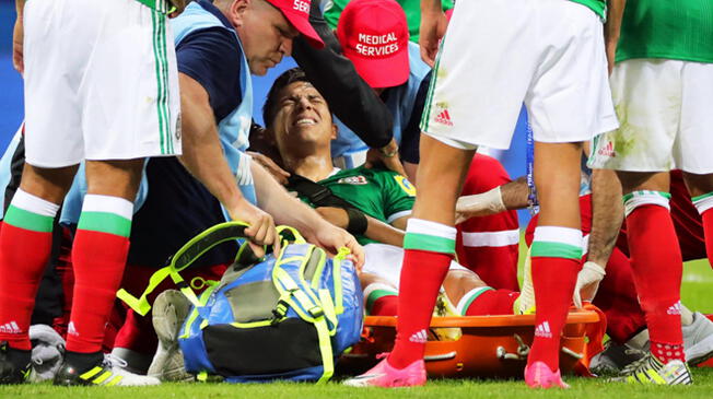 Carlos Salcedo se ledionó el hombro izquierdo y abandonó el campo en camilla durante el México vs. Nueva Zelanda 