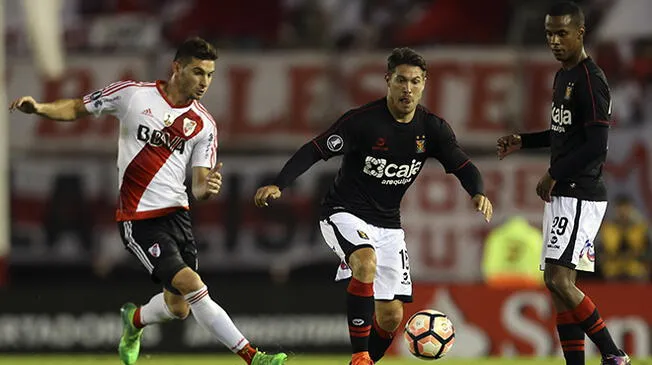 Jean Pierre Barrientos disputa un balón con Lucas Alario ante la mirada de Nilson Loyola.