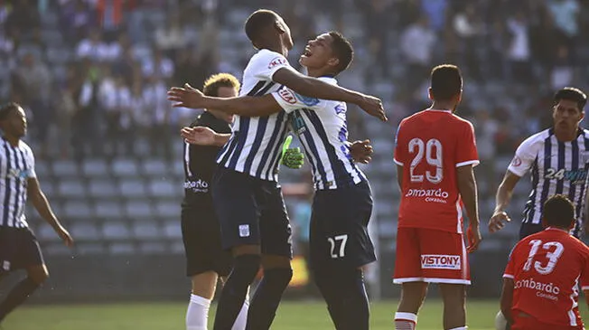 Aldair Fuentes celebra su gol a Sport Rosario con Kevin Quevedo.
