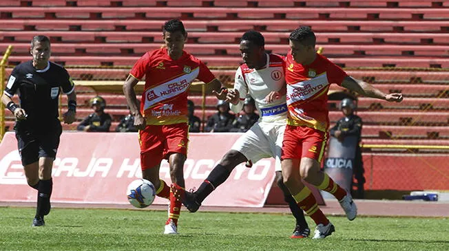 Luis Tejada no puede con la marca de dos jugadores del Sport Huancayo.