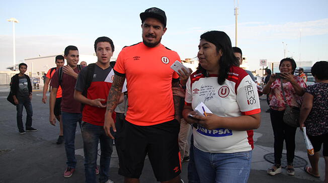Juan Vargas durante su llegada a Chiclayo con la delegación de Universitario.
