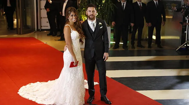 Antonela Roccuzzo y Lionel Messi en la alfombra roja.