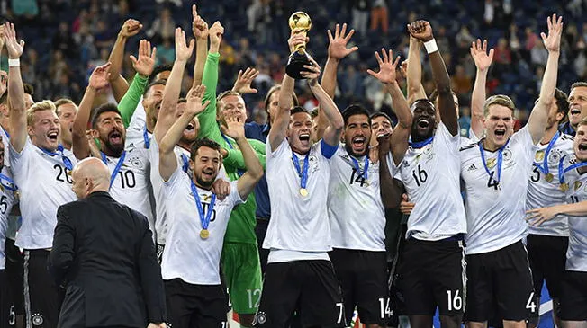 Los jugadores de Alemania levantan el título de campeón de la Copa Confederaciones.