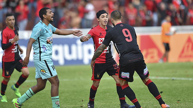 Omar Fernández y Emanuel Herrera celebran un gol de Melgar a UTC en la final del Torneo de Verano.