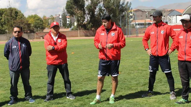 el técnico argentino-peruano dirigiendo ayer su primera práctica en el cusco.