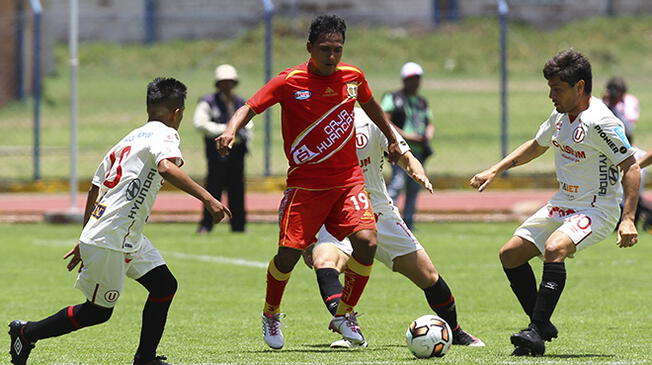 Marcos Lliuya conduce el balón ante tres jugadores de Universitario.