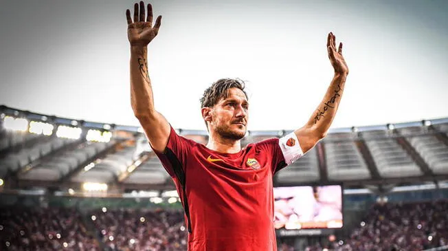 Francesco Totti se retira del fútbol tras 25 temporadas en el club AS Roma.