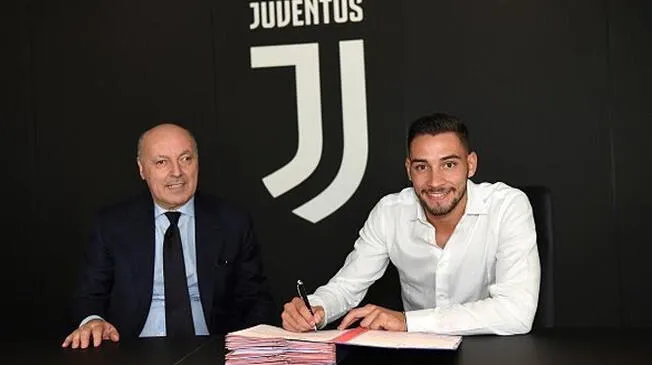 Mattia De Sciglio durante la firma de su contrato en el AC Milan. Mattia De Sciglio durante la firma de su contrato en el AC Milan.