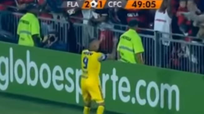 Paolo Guerrero celebra su gol anulado ante Coritiba.