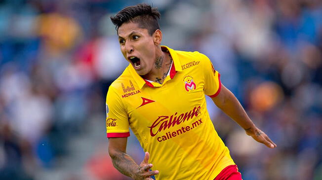 Raúl Ruidíaz celebra un gol con Morelia.