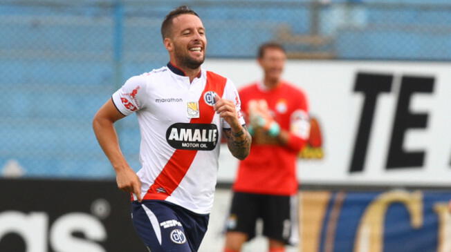 Pablo Lavandeira celebra un gol con Municipal a Cristal.