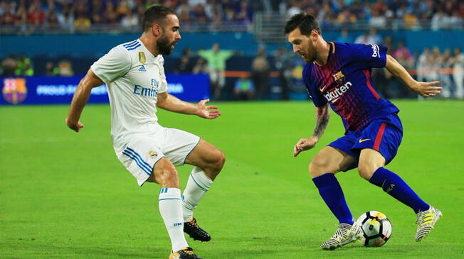 Lionel Messi conduce el balón ante Dani Carvajal.