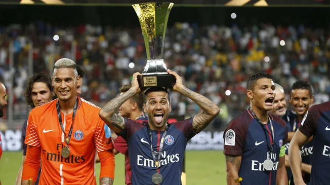 Dani Alves celebra con el trofeo de la Supercopa de Francia