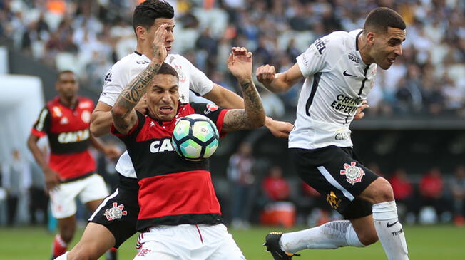 Paolo Guerrero durante una acción del Corinthians-Flamengo.