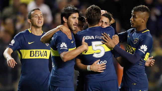 Los jugadores de Boca Juniors celebran el gol de Cristian Pavón