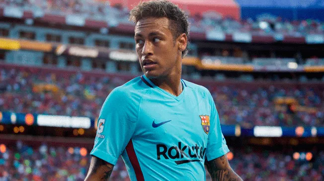 Neymar posó al lado de fanático de PSG antes de comunicar que se iba del Barcelona