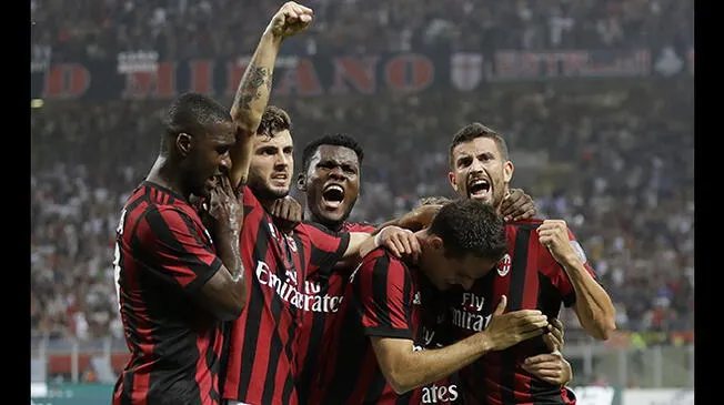 Los jugadores del AC Milan celebran el gol de Bonaventura.