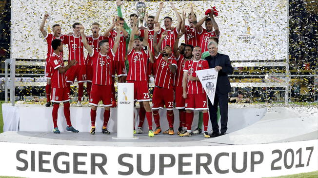 Tthomas Müller levanta el trofeo de la supercopa de Alemania en un partido donde el resultado pudo estar para cualquiera.
