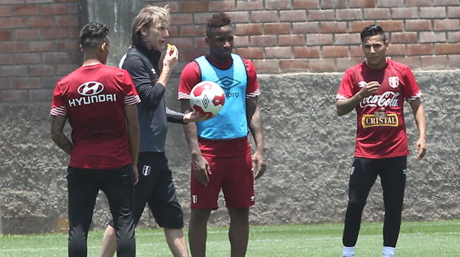 Jefferson Farfán y Raúl Ruidíaz durante un entrenamiento de la Selección Peruana.