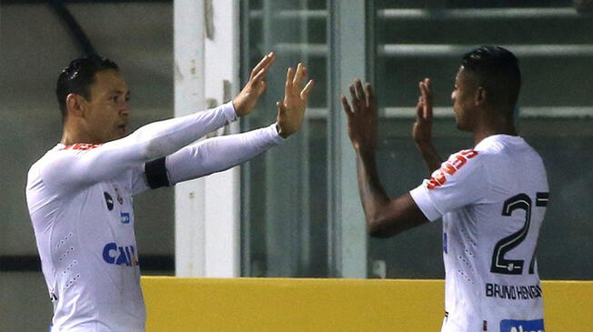 Ricardo Oliveira y Bruno Henrique celebran el gol del triunfo del Santos.
