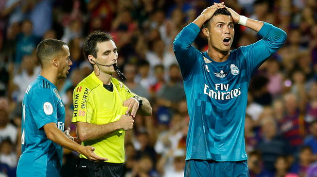 Cristiano Ronaldo se lamenta su expulsión ante el Barcelona.