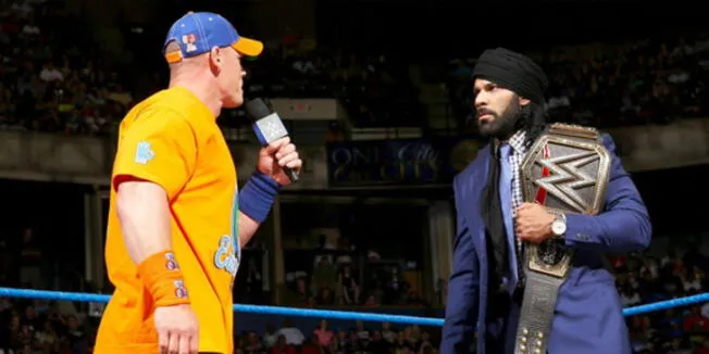 John Cena y Jinder Mahal en un careo en la WWE.