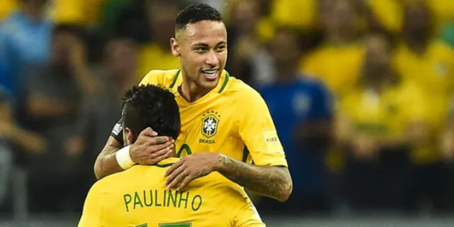 Neymar y Paulinho celebran un gol de la selección brasileña.