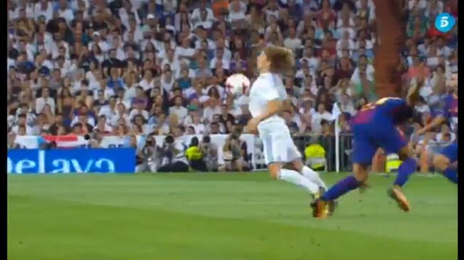 En el Real Madrid vs. Barcelona, Modric hizo una espectacular parada y un magistral sombrero sobre André Gomes.