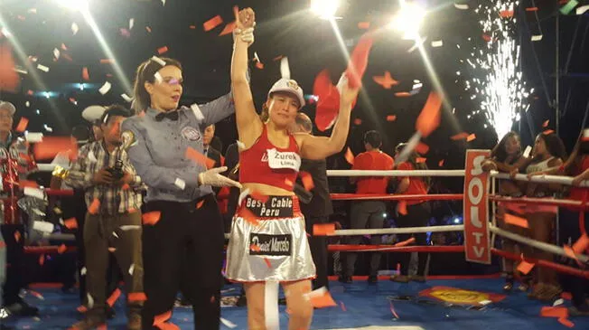 Linda Lecca retuvo el título mundial de Super Mosca tras vencer a Karina Fernández.
