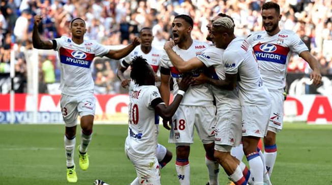 Nabil Fekir celebra su golazo juntos a sus compañeros del Olympique de Lyon.