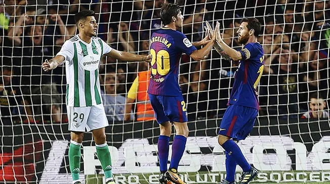 Sergi Roberto y Lionel Messi celebran el 2-0 del Barcelona al Betis.